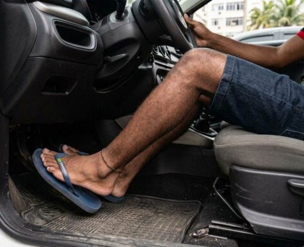 Motorista dirige de chinelo em viagem curta e descobre que calçado sem firmeza pode resultar em multa