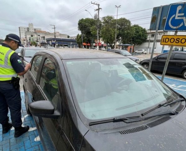 Motorista é multado em R$ 293,47 ao estacionar em vaga de idoso para buscar familiar de 70 anos e descobre que somente a presença do idoso não basta para poder utilizar a vaga