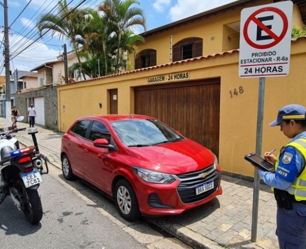 Motorista é multado por estacionar em frente à própria garagem e descobre que guia rebaixada continua sendo local proibido e espaço em frente à casa não é exclusivo do morador