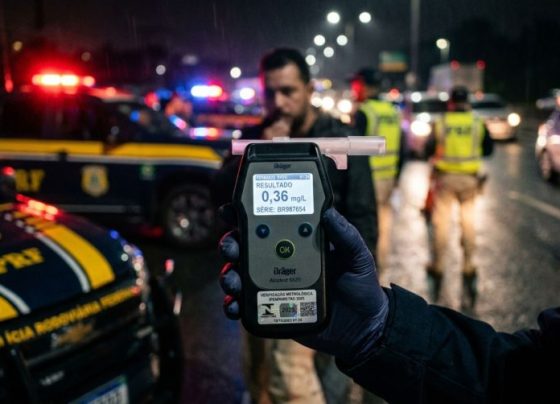 Motorista é parado em blitz da Lei Seca, aceita realizar o teste, questiona se o bafômetro está regular e pede informações sobre o aparelho, fiscalização explica quais verificações o equipamento precisa possuir