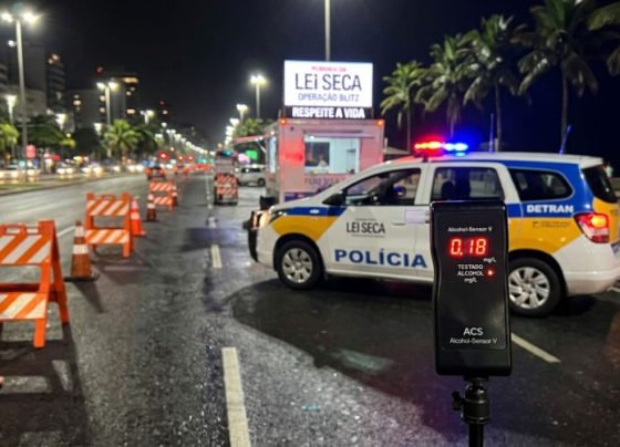 Motorista é parado em blitz da Lei Seca, aceita soprar o bafômetro, aparelho registra álcool em nível abaixo da faixa criminal e condutor acredita que será liberado, fiscalização explica a diferença entre infração administrativa e crime