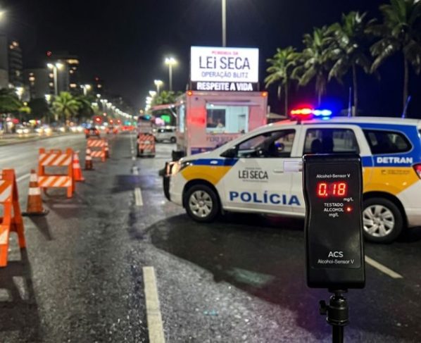 Motorista é parado em blitz da Lei Seca, aceita soprar o bafômetro, aparelho registra álcool em nível abaixo da faixa criminal e condutor acredita que será liberado, fiscalização explica a diferença entre infração administrativa e crime
