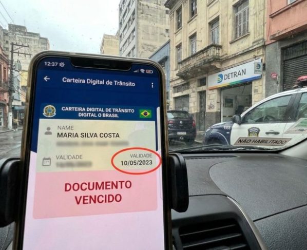 Motorista é parado em blitz, entrega a CNH Digital ao agente e descobre que habilitação venceu há mais de 30 dias, homem diz que documento continua aparecendo normalmente no aplicativo e questiona se pode dirigir