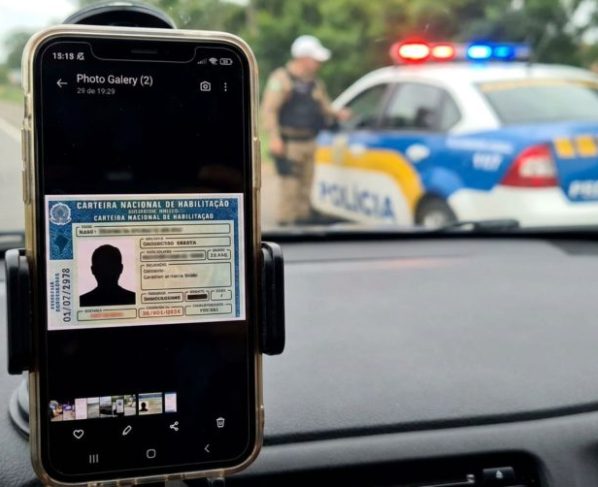 Motorista é parado em fiscalização, agente pede a CNH e ele apresenta um print salvo na galeria do celular, homem diz que o aplicativo oficial não abriu e é questionado sobre a validade da imagem