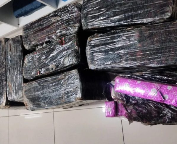 Motorista foge da PRF, bate em viatura e é preso com mais de 200kg de maconha