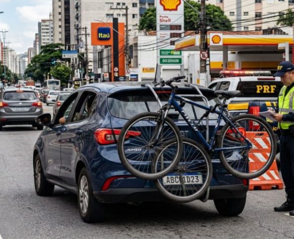Motorista leva bicicleta em suporte traseiro permitido, mas é autuado porque o equipamento encobriu a placa do carro