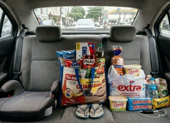 Motorista levava compras no banco de trás do veículo e é multado por agente de trânsito, o oficial alega que as compras representavam um perigo para a direção em caso de freiada brusca
