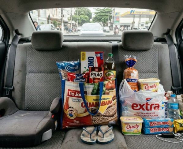 Motorista levava compras no banco de trás do veículo e é multado por agente de trânsito, o oficial alega que as compras representavam um perigo para a direção em caso de freiada brusca