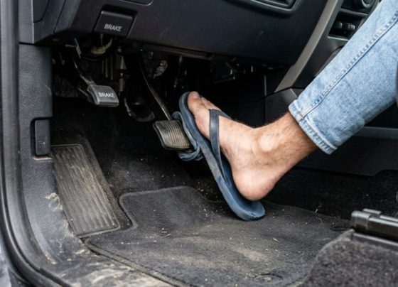Motorista pode ser multado por dirigir de chinelo e descobre que a lei não proíbe o calçado pelo nome, mas pelo risco aos pedais