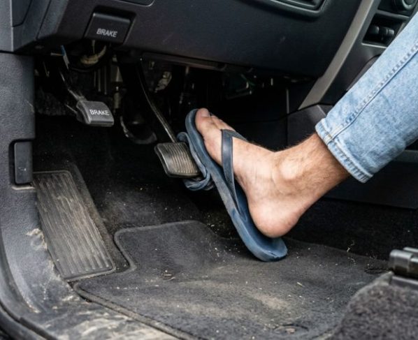 Motorista pode ser multado por dirigir de chinelo e descobre que a lei não proíbe o calçado pelo nome, mas pelo risco aos pedais