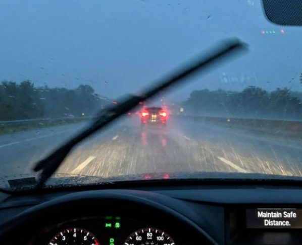 Motorista pode ser multado por ligar o pisca-alerta durante chuva forte e descobre que a luz não serve para dirigir devagar e com cautela nas ruas