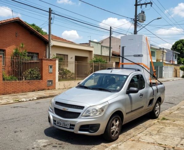 Motorista precisava transportar uma geladeira em uma caminhonete, ao colocá-la em pé, percebe que a carga ficou muito acima da caçamba, decide seguir viagem e fiscalização explica quais dimensões precisam ser respeitadas