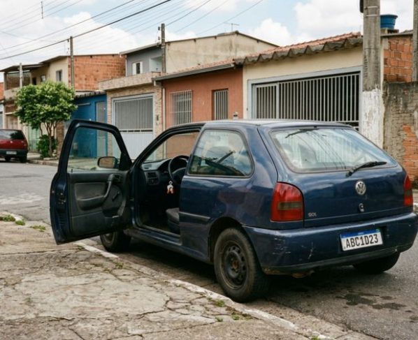 Motorista tem o carro roubado depois de deixar a chave dentro do veículo, aciona o seguro e a seguradora nega a indenização, alegando negligência do proprietário