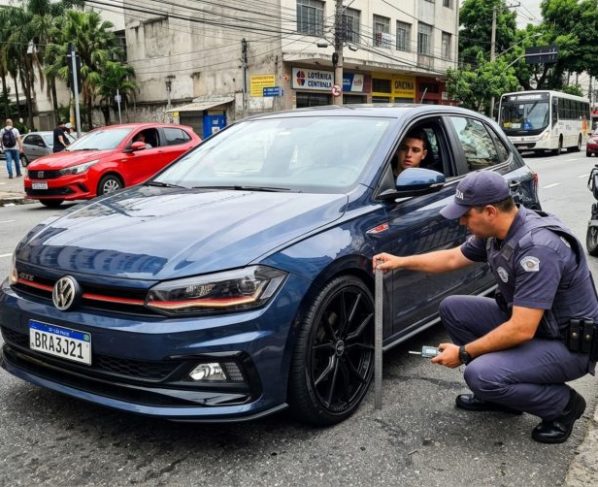 Motorista troca as rodas por aro maior conforme recomendado pela loja, mas descobre na fiscalização que o conjunto ultrapassou a tolerância prevista pelo Contran