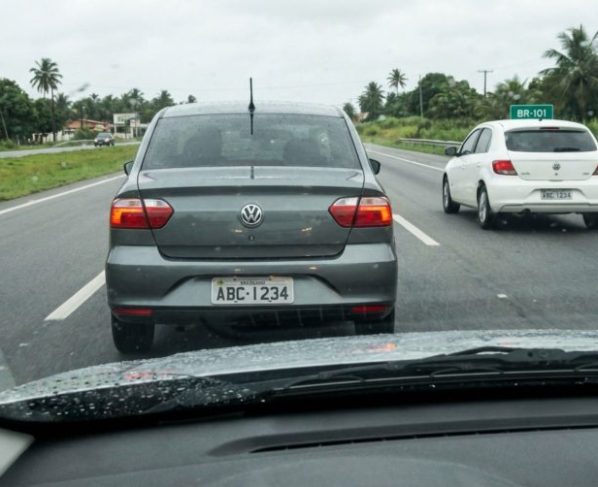 Motoristas que dirigem colados no veículo da frente em rodovias devem conhecer o art. 192 do Código de Trânsito Brasileiro e a distância mínima permitida