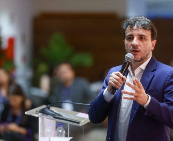 MPF processa Renan Santos por discurso de ódio contra indígenas