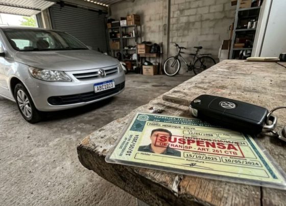 Mulher empresta carro para marido com CNH suspensa ir ao supermercado, veículo é parado em blitz e proprietária recebe multa gravíssima e pode responder por crime de trânsito