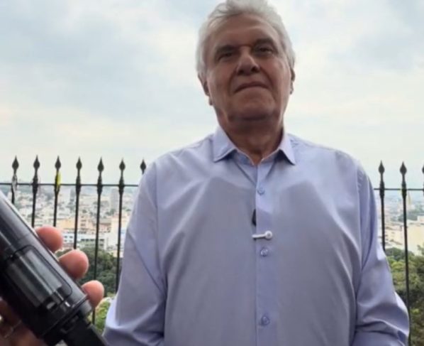 No RJ, Caiado usa colete à prova de bala e crítica câmeras corporais em PMs