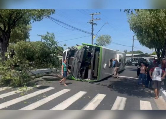 Ônibus capota e deixa mais de 20 feridos em Manaus