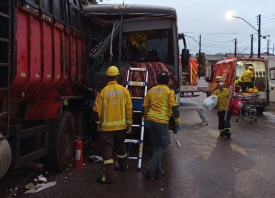 Ônibus com 23 trabalhadores bate em dois caminhões parados e deixa feridos em Xanxerê