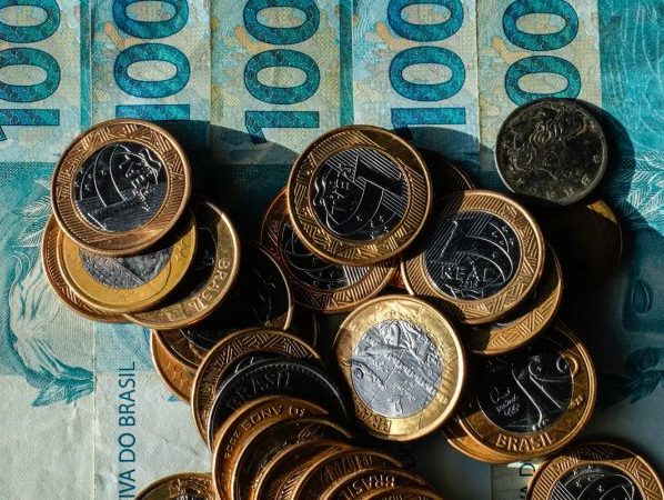 Orçamento de 2027 prevê salário mínimo de R$ 1.741