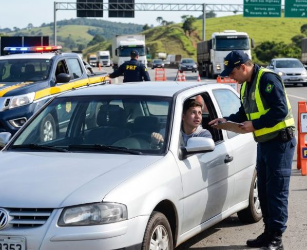 Pai empresta carro para filho de 17 anos ir até a padaria do bairro, veículo é parado em blitz e o dono do carro tem a própria CNH suspensa e responde a processo criminal