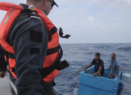 Pescadores são resgatados no mar após 5 dias em uma caixa térmica