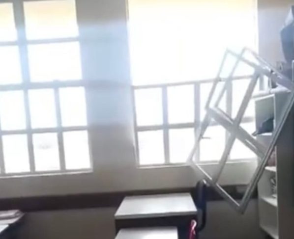 Poeira e janelas caídas marcam retorno às aulas em escola municipal de Curitiba