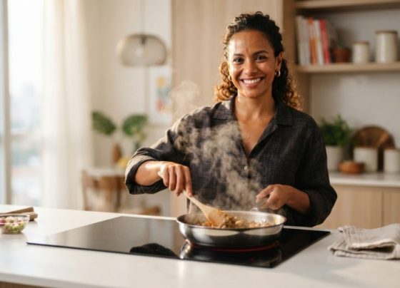 Por que os cooktops de indução com sensores de fervura e ajuste preciso de temperatura estão varrendo o fogão a gás dos apartamentos novos