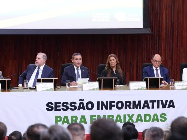 Presidente do TSE defende urna eletrônica em reunião com embaixadores
