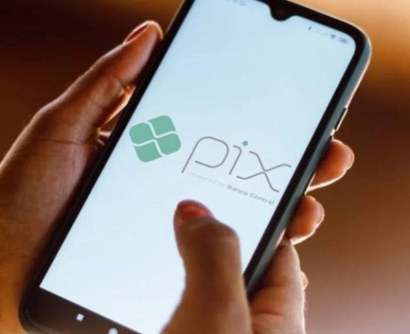 Projeto prevê que bancos devolvam dinheiro de vítimas de golpes com Pix; veja como funcionaria