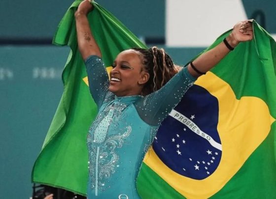 Rebeca Andrade impressiona no salto e assume liderança mundial