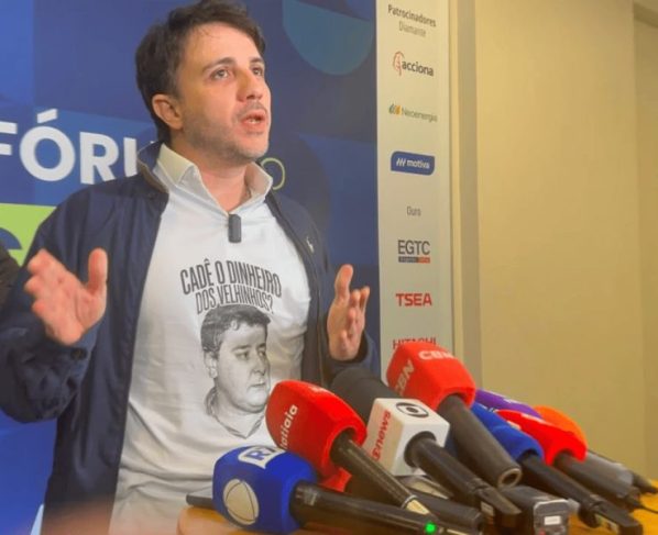 Renan Santos vai à evento em SP com Lulinha estampado na camiseta