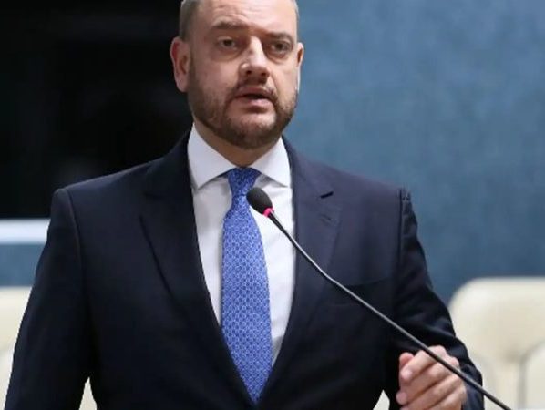 Rio exonera 6,1 mil comissionados e prevê economia de R$ 221 milhões