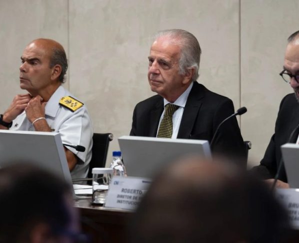 Se os EUA invadirem o Brasil, "prefiro abrir o portão", diz José Múcio