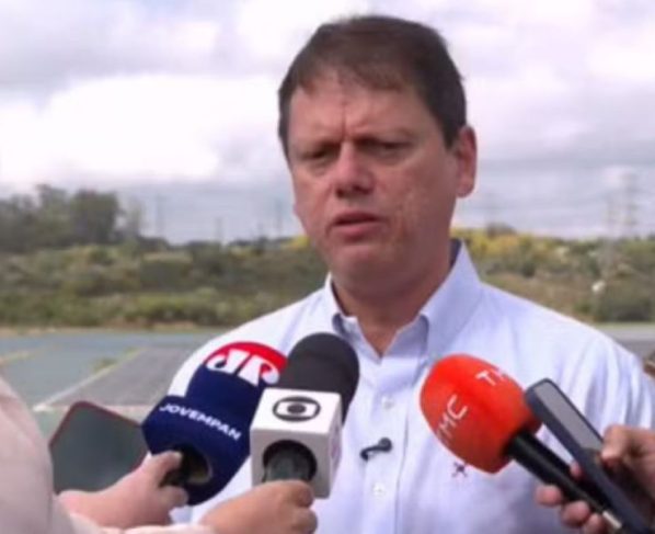 Tarcísio diz que estará com Flávio e quer vê-lo no debate com Lula