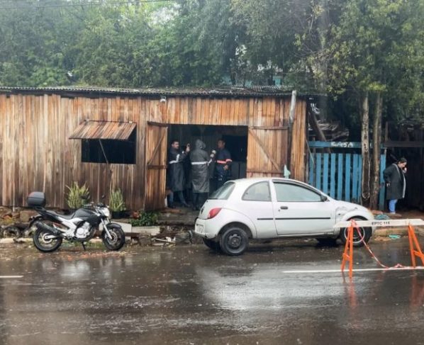 Temporais deixam dois mortos, pessoas desabrigadas, ruas alagadas e casas destelhadas no Rio Grande do Sul