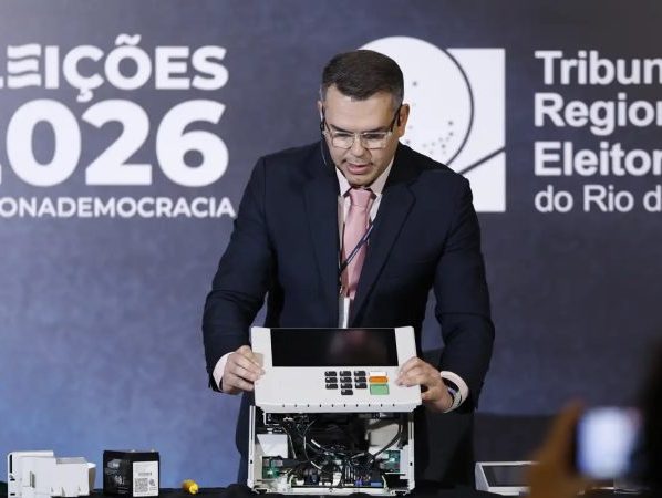 TRE-RJ abre urna para o público e defende segurança do voto eletrônico