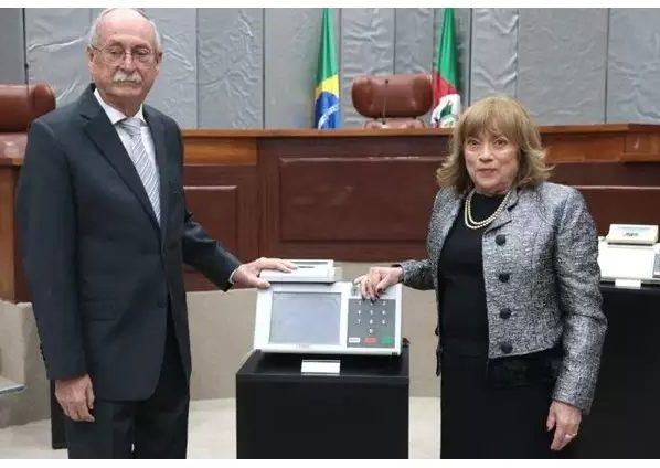 TRE-RS celebra 30 anos da urna eletrônica com lançamento de livro e criação de colégio de ex-presidentes