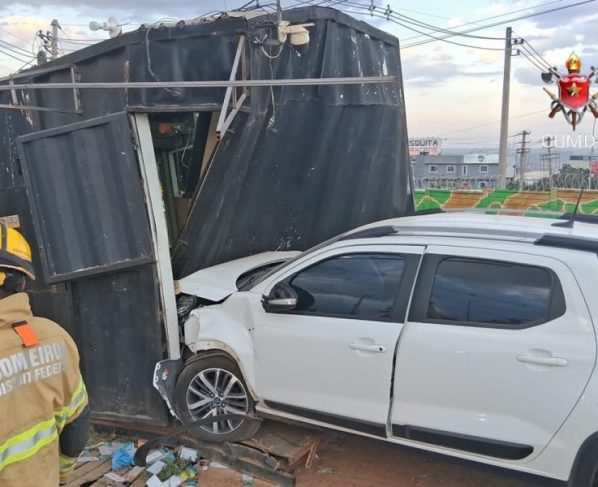 Três pessoas ficam feridas após carro colidir contra quiosque no DF