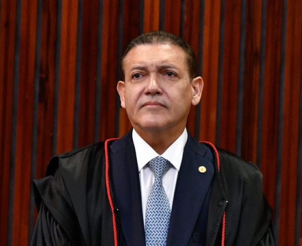 TSE forma maioria para derrubar posts de Flávio e aliado; Nunes Marques pede vista
