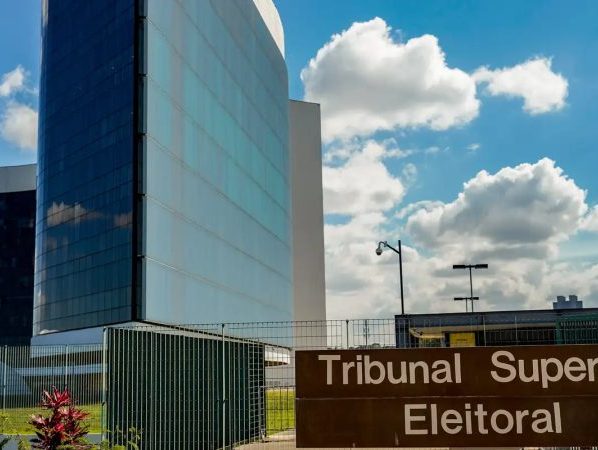 TSE recebe embaixadores nesta segunda para defender urna eletrônica 