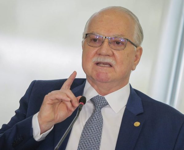 "A gravidade dos fatos não autoriza atalhos", diz Fachin sobre crise no STF
