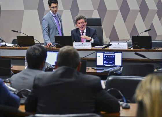 Ajustes no texto adiam votação da MP da "taxa das blusinhas"