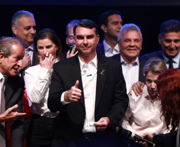Caso Vorcaro/Moraes municia Flávio, mas não afasta pressão sobre Dark Horse