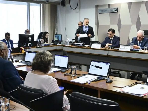 CCJ do Senado aprova PEC que acaba com jornada 6x1