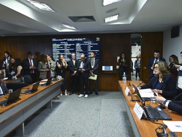 Comissão aprova MP da taxa das blusinhas: texto segue a plenários