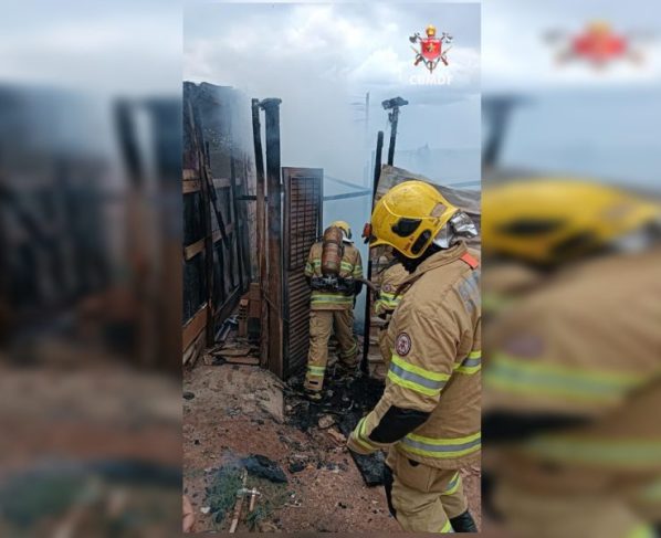 Corpo de Bombeiros combate incêndio em casa de madeira em São Sebastião