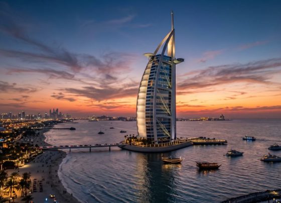 Erguido sobre uma ilha artificial exclusiva, este hotel em forma de vela de barco desafia os ventos do Golfo e popularizou o conceito de luxo sete estrelas