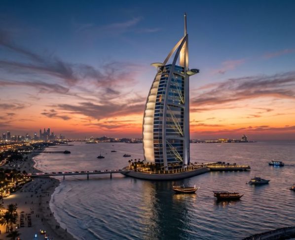 Erguido sobre uma ilha artificial exclusiva, este hotel em forma de vela de barco desafia os ventos do Golfo e popularizou o conceito de luxo sete estrelas
